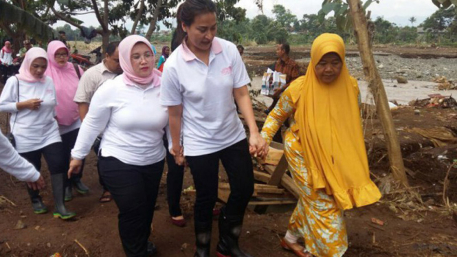 PIA DPR Beri Bantuan Korban Banjir Bandang Garut