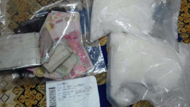 Dua bungkus sabu seberat 1 kilogram.