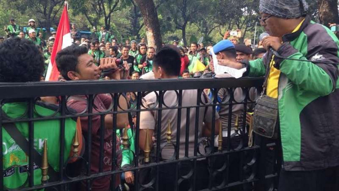 Unjukrasa driver gojek di Balai Kota Jakarta.