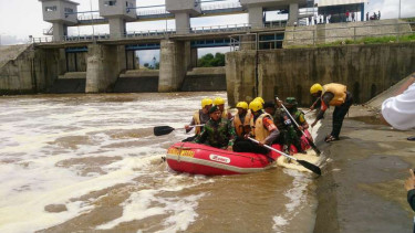 Tim pencarian korban banjir bandang Garut Jawa Barat saat menyusuri salah satu wilayah Waduk Jatigede Sumedang, Senin (3/10/2016). Hari tu menjadi hari terakhir pencarian korban.