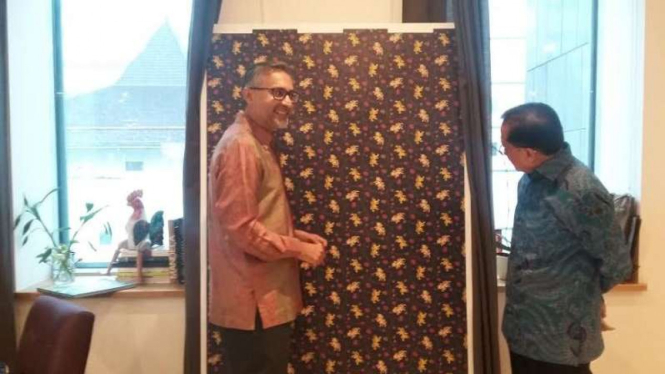 Batik Kedutaan, kolaborasi Kedubes Inggris dan Indonesia.