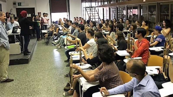 Mahasiswa di Universitas La Sapienza, Roma, Italia, belajar bermain alat musik angklung.