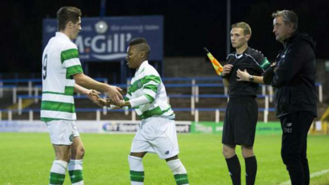 Pemain Glasgow Celtic U-20, Karamoko Kader Dembele, saat masuk ke lapangan.