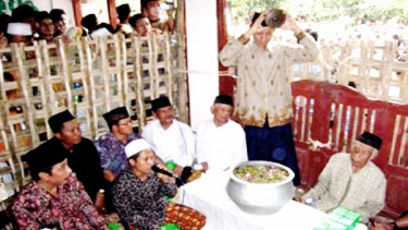 H. Abdul Wakhid sang juru kunci, memegang pusaka Bende Beca sebelum disucikan.