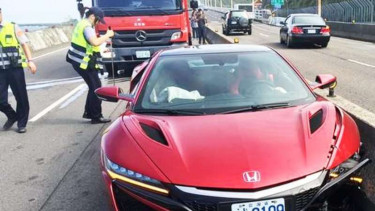 Mobil NSX yang menghantam pinggir jalan tol.