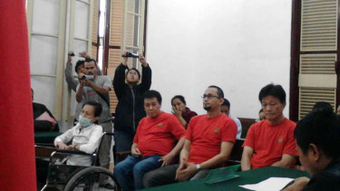 Mantan Kasat Reserse Narkoba Polres Belawan AKP Ichwan Lubis (tengah) di PN Medan, Selasa (4/10/2016). Perwira polisi ini ketahuan menerima uang suap Rp2,5 miliar dari bandar narkoba.