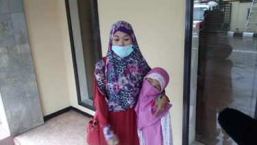 Artis cilik, MF bersama ibunya usai menjalani pemeriksan di Polresta Depok, Selasa (4/10/2016)