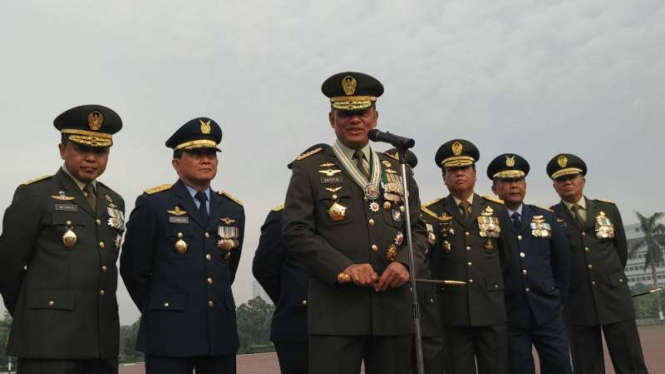 Jenderal Gatot Nurmantyo saat menjabat Panglima menjadi inspektur upacara HUT ke-71 TNI