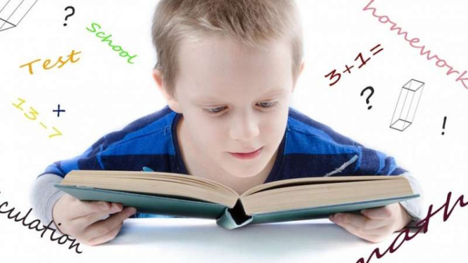 Anak belajar bahasa.