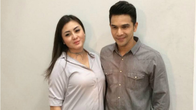  Jonathan Frizzy dan sang istri, Dhena Devanka