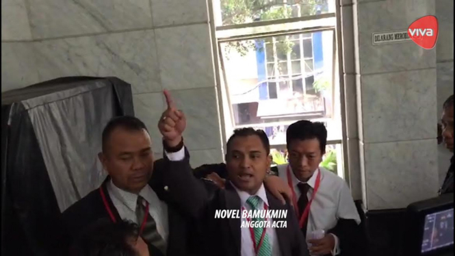 Novel Bamukmin caci maki Ahok di Gedung MK Jakarta.