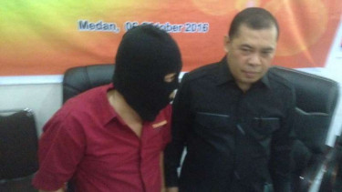 Polda Sumut merilis dua tersangka kasus dwelling time di Pelabuhan Belawan, Medan, pada Kamis, 6 Oktober 2016.
