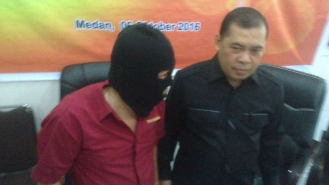 Polda Sumut merilis dua tersangka kasus dwelling time di Pelabuhan Belawan, Medan, pada Kamis, 6 Oktober 2016.