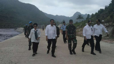 Menlu Retno Marsudi dan Panglima TNI Jenderal Gatot Nurmantyo mendampingi Presiden Jokowi di Natuna