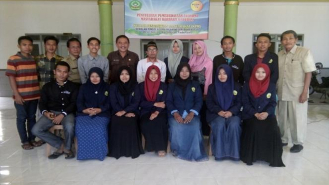 Foto Panitia Sosialiasi dengan Kepala Dinas Koperasi.