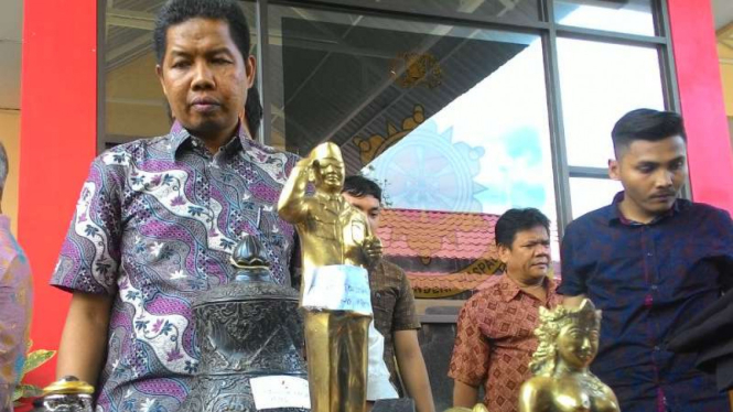 Bermacam benda antik barang bukti kasus Dimas Kanjeng dipamerkan polisi di Markas Polda Jatim, Surabaya, pada Jumat, 7 Oktober 2016.
