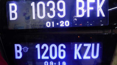 Pelat nomor kendaraan bermotor.