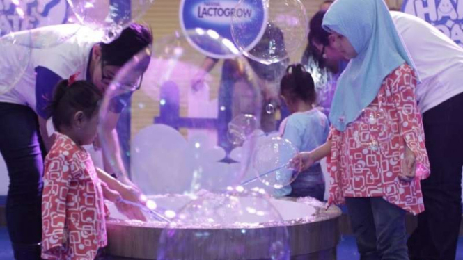 Anak Bermain di Happy Date in Bubble Park