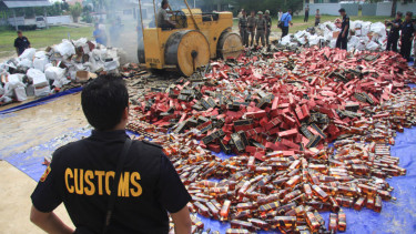 Bea Cukai Malang Sita Ratusan Botol Miras