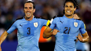 Pemain Uruguay, Diego Godin dan Edinson Cavani rayakan gol