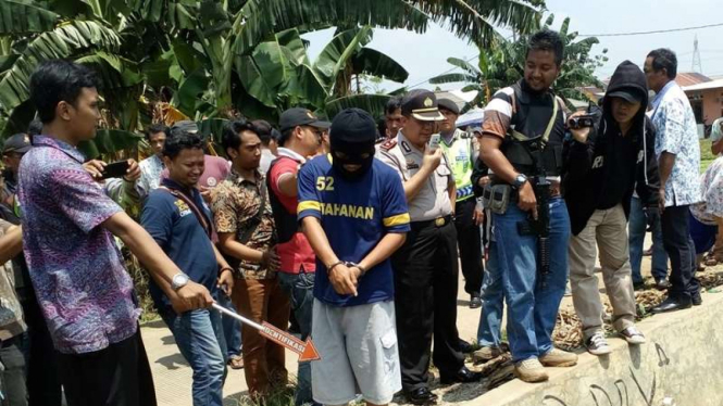 Rekonstruksi pembunuhan di Depok oleh pemimpin Padepokan Satrio Aji