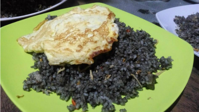 Kuliner hitam yang menggunakan tinta cumi-cumi