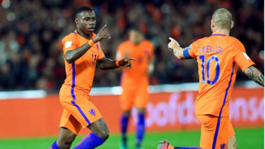 Pemain Belanda, Quincy Promes (kiri) dan Wesley Sneijder.