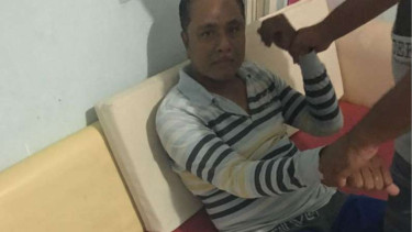 Salah seorang tersangka pembuat uang palsu yang ditangkap di Semarang