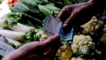 Pemerintah tidak akan menerbitkan kebijakan yang menggerus daya beli masyarakat hingga di penghujung tahun.