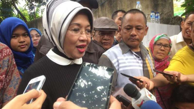 Sylviana Murni saat bertemu warga di perumahan Kostrad.