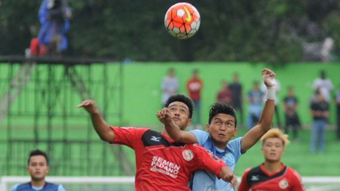 Persela Lamongan melawan Semen Padang