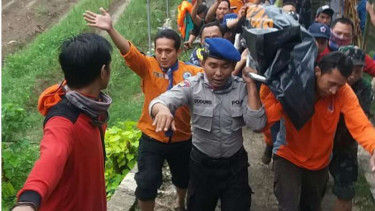 Tim SAR temukan korban perahu tenggelam di Bengawan Solo, Jawa Timur.