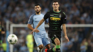 Pemain belakang Borussia Moenchengladbach, Andreas Christensen (kanan).