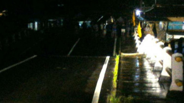 Jembatan Ciputrapinggan di Desa Putrapinggan, Kecamatan Kalipucang, Kabupaten Pangandaran, ambruk akibat banjir pada Minggu petang, 9 Oktober 2016.