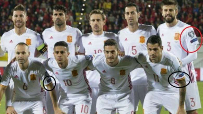 Gerard Pique dengan Jersey Timnas Spanyol