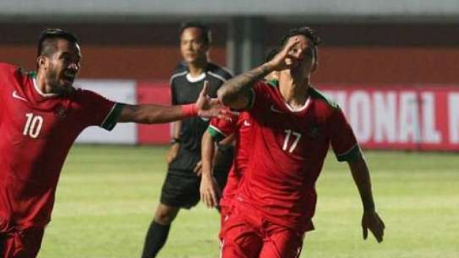 Pemain Timnas Indonesia, Irfan Bachdim (kanan), merayakan gol
