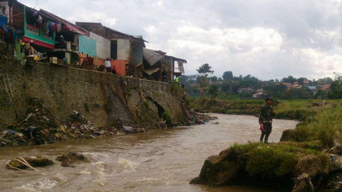 Dok Bantaran Sungai Cimanuk di Kabupaten Garut, Jawa Barat, pada Senin, 10 Oktober 2016.