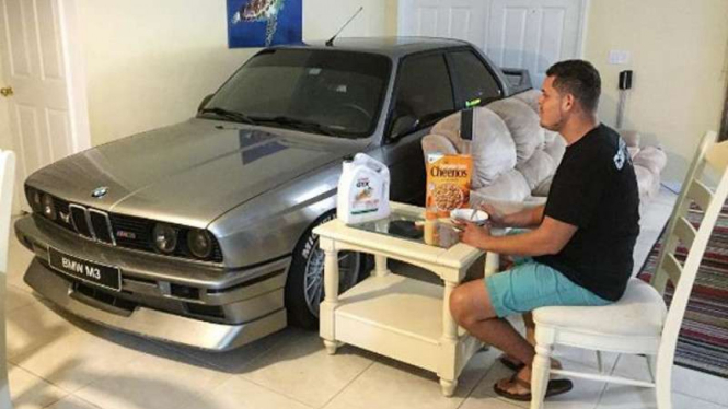 Mobil BMW disimpan di  ruang tamu.