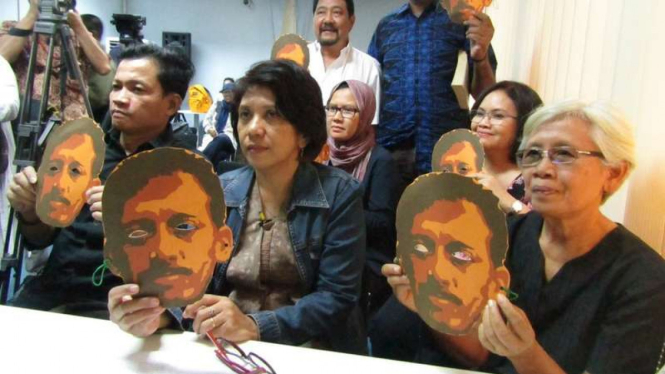 Suciwati (berjaket biru), istri dari almarhum Munir Said Thalib, aktivis HAM yang dibunuh pada 12 tahun lalu 