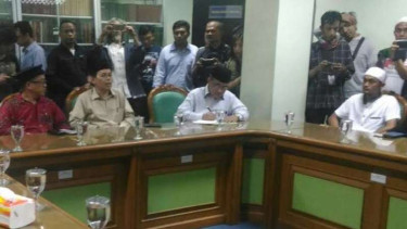 Front Pemuda Islam Indonesia Adili Ahok datangi MUI, 10/10/2016.