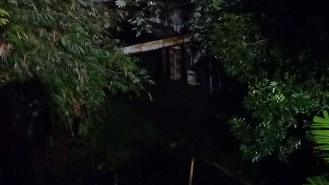 Permukaan air Ciliwung di Jembatan Panus Depok, Senin 10 Oktober 2016.