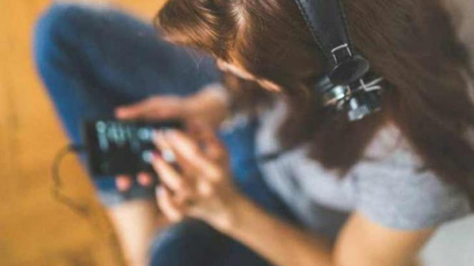 Mendengarkan musik.