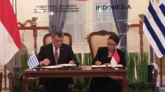 Menlu Uruguay, Rodolfo Nin Novoa bersama Menlu Retno Marsudi.