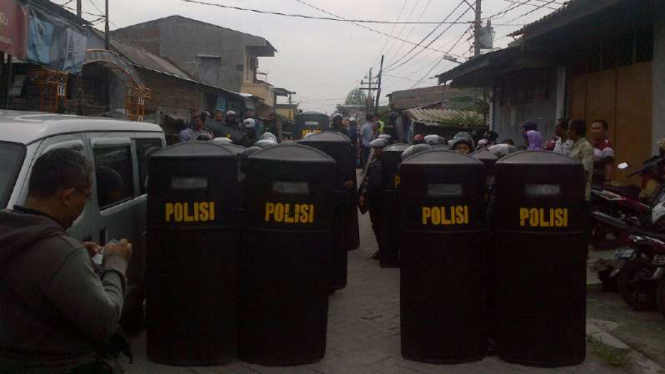Aparat Kepolisian menjaga ketat kegiatan penganut Syiah di Semarang pada Selasa, 11 Oktober 2016.
