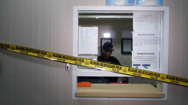 Tim Operasi Pembarantasan Pungli saat melakukan penggeledahan di Kantor Kementerian Perhubungan.