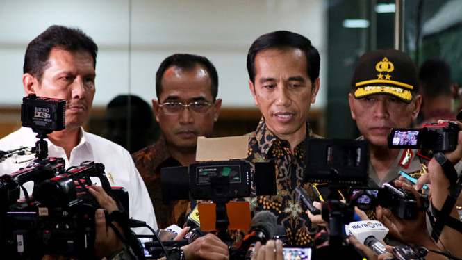 Presiden Joko Widodo, Menteri Perhubungan Budi Karya Sumadi, Kapolda Metro Jaya Irjen Pol M. Iriawan saat meninjau lokasi Operasi Tangkap Tangan (OTT) di Kementerian Perhubungan, Jakarta, Selasa (11/10). 