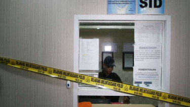 Petugas memasang garis polisi saat OTT di Kemenhub.