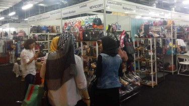 Barang bekas bermerek di Irresistible Bazaar di Mall Grand Indonesia.
