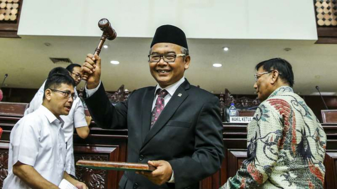 Ketua DPD terpilih Mohamad Saleh (tengah) mengangkat palu sidang seusai dilantik menjadi Ketua DPD di Gedung Nusantara V Gedung Parlemen, Senayan, Jakarta, Rabu (12/10/2016).