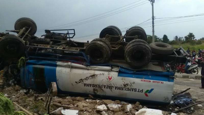 Truk mengalami kecelakaan.